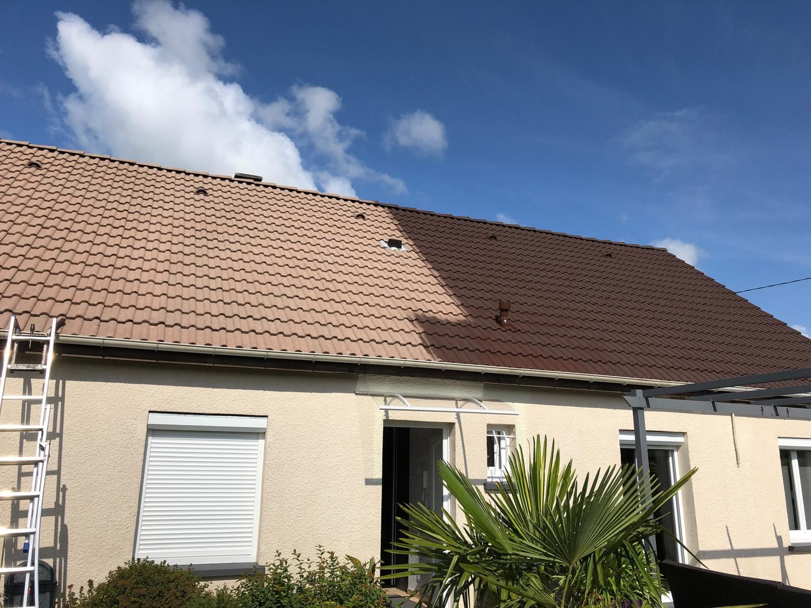 Maison avec toit à moitié nettoyé, montrant la différence de couleur.