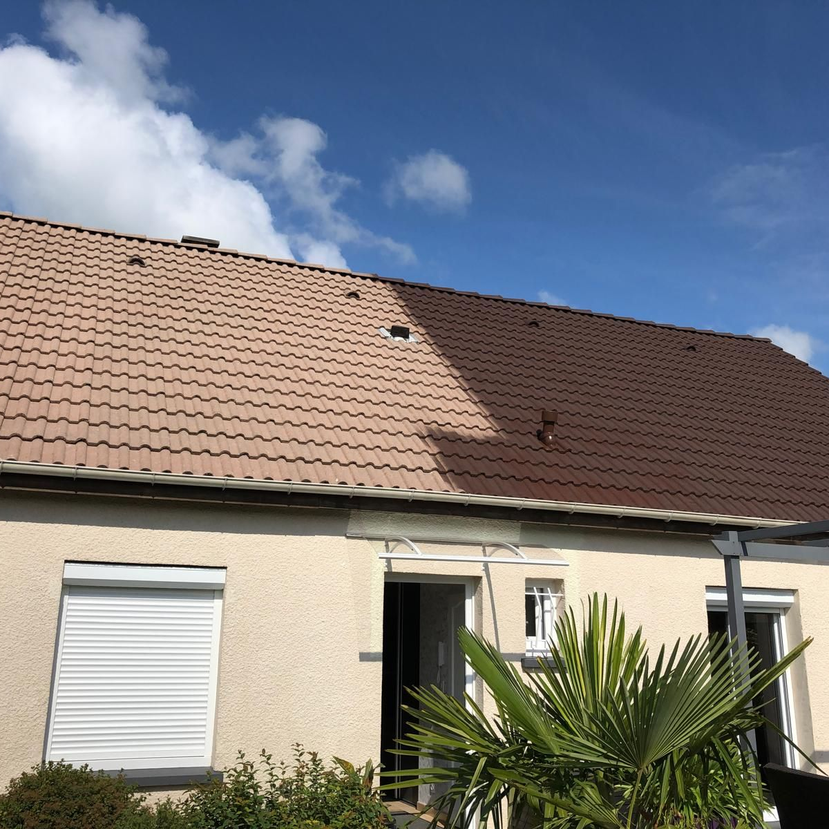 Maison avec toit partiellement nettoyé.