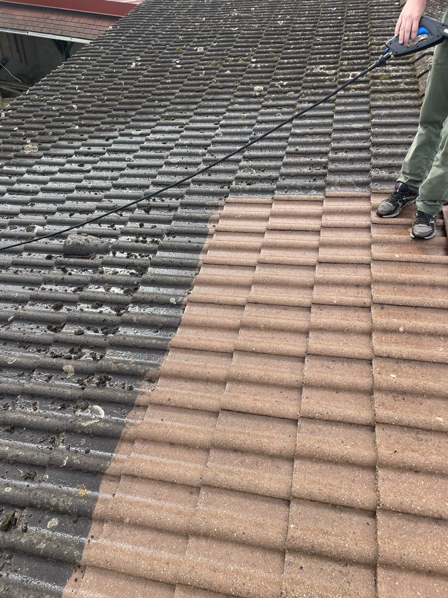 Nettoyage à haute pression d'un toit en tuiles, montrant le contraste avant et après.