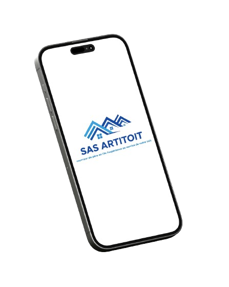 Smartphone affichant le logo SAS ARTTITOIT, une icône en forme de toit bleu, inclinée sur fond blanc.
