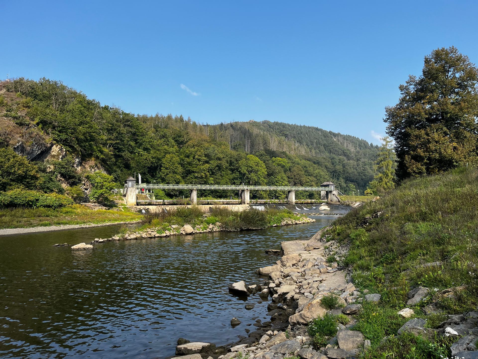Lahnwehr Hollerich, mit Fischauf- und Fischabstiegsanlage