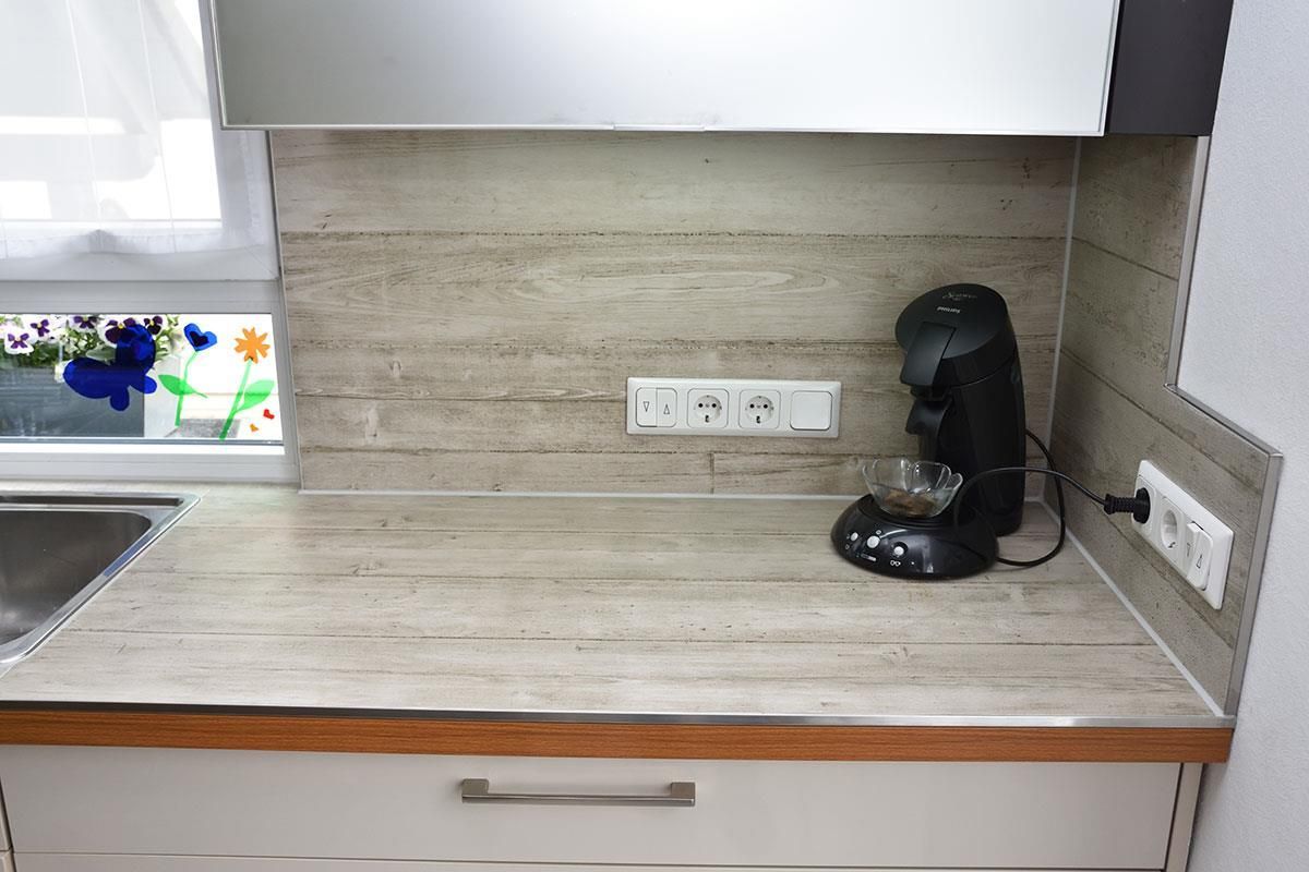 Eine Küchentheke mit einer Kaffeemaschine darauf