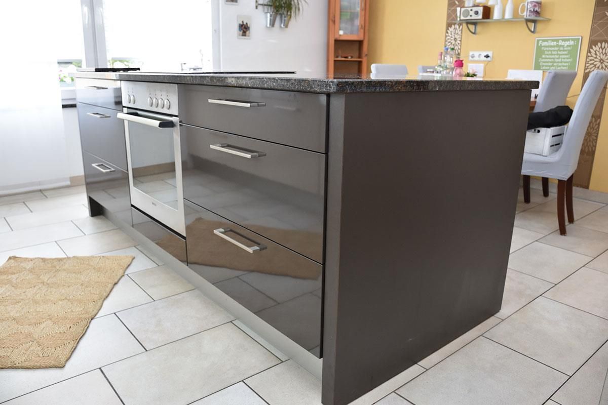 Eine Küche mit einer großen Insel in der Mitte