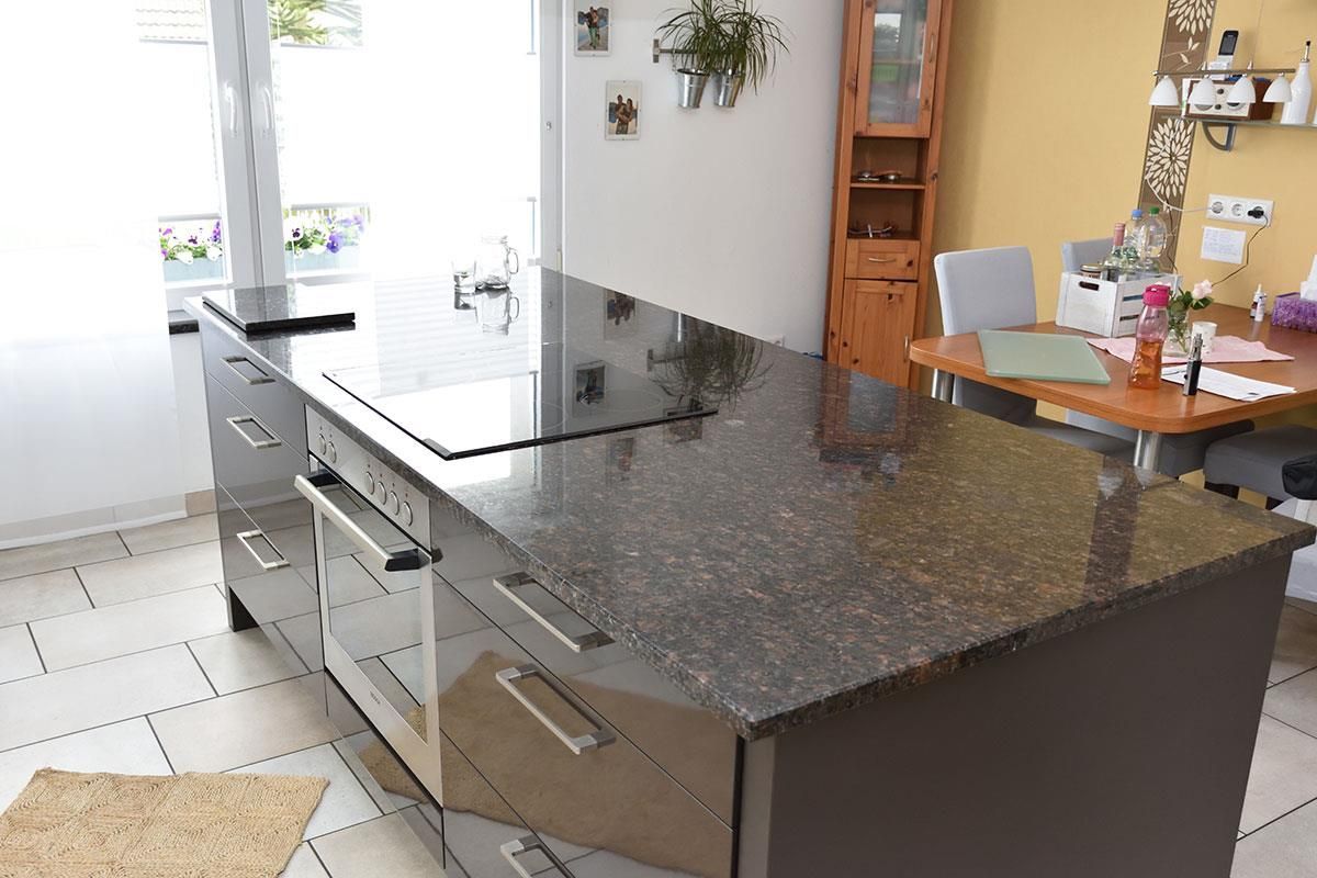 Eine Küche mit großer Granitarbeitsplatte