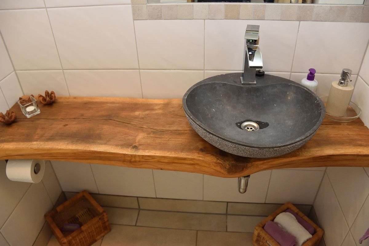Ein Waschbecken mit einer Holzplatte