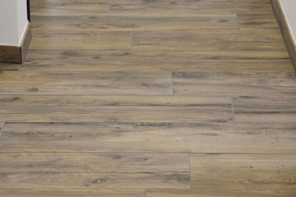 Ein Holzboden mit einer weißen Wand im Hintergrund