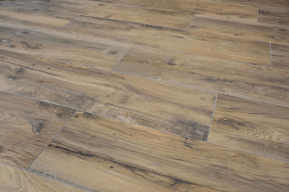 Eine Nahaufnahme von einem Holzboden mit Fliesen darauf