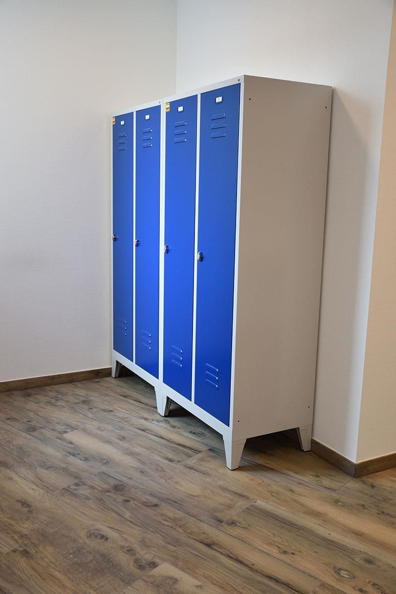 Eine Reihe von blauen Metallschließfächern in einem Raum