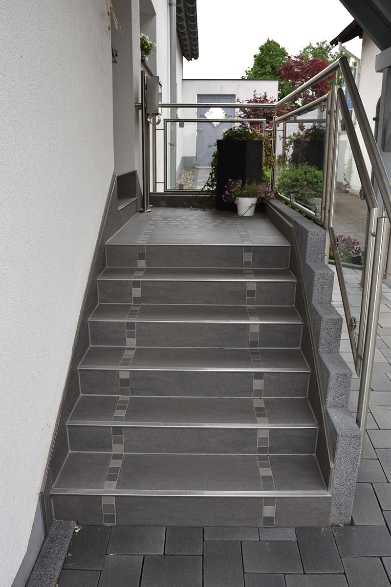Eine Treppe mit Edelstahlgeländer