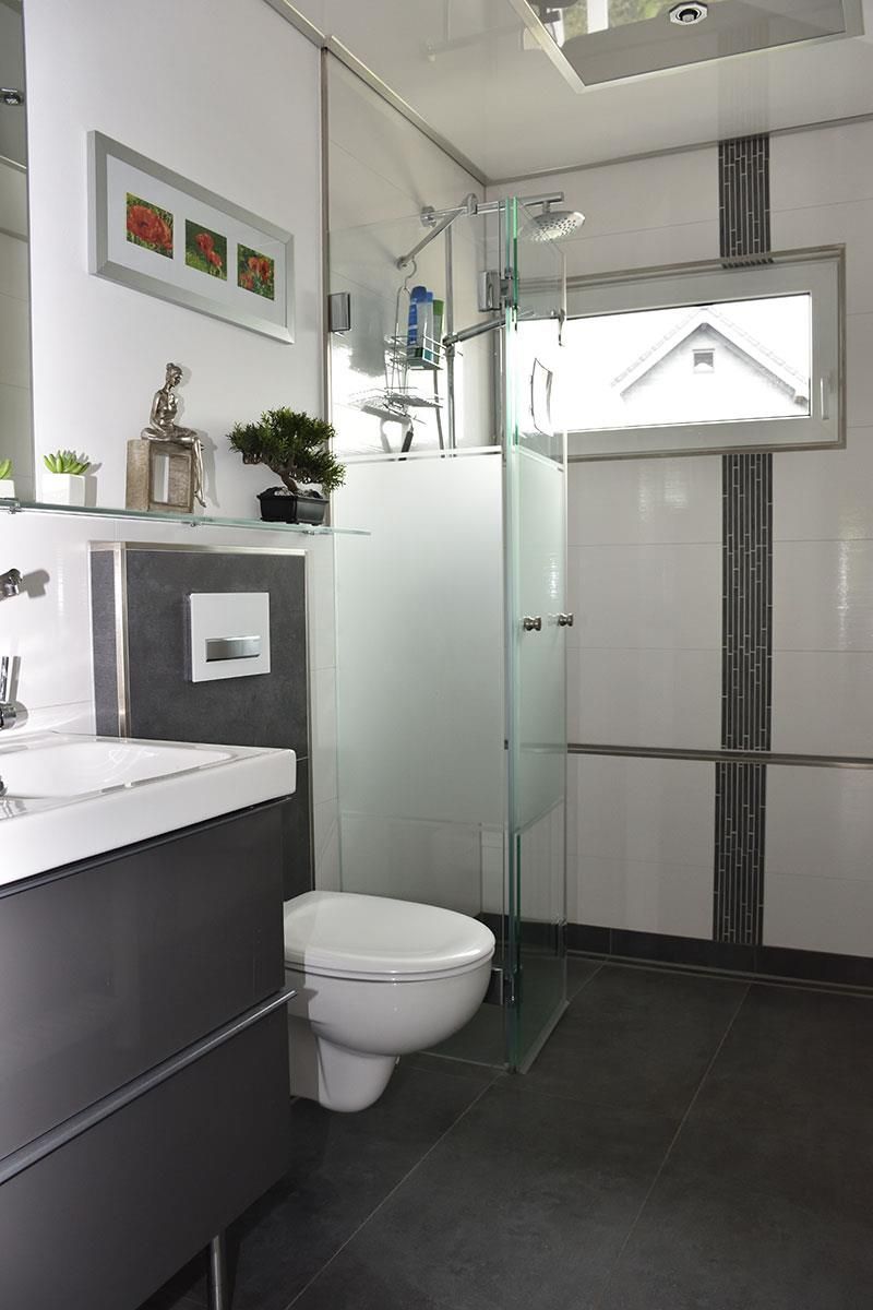 Ein Badezimmer mit Toilette, Waschbecken und Fenster