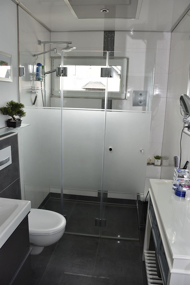 Ein Badezimmer mit Toilette, Waschbecken und Dusche