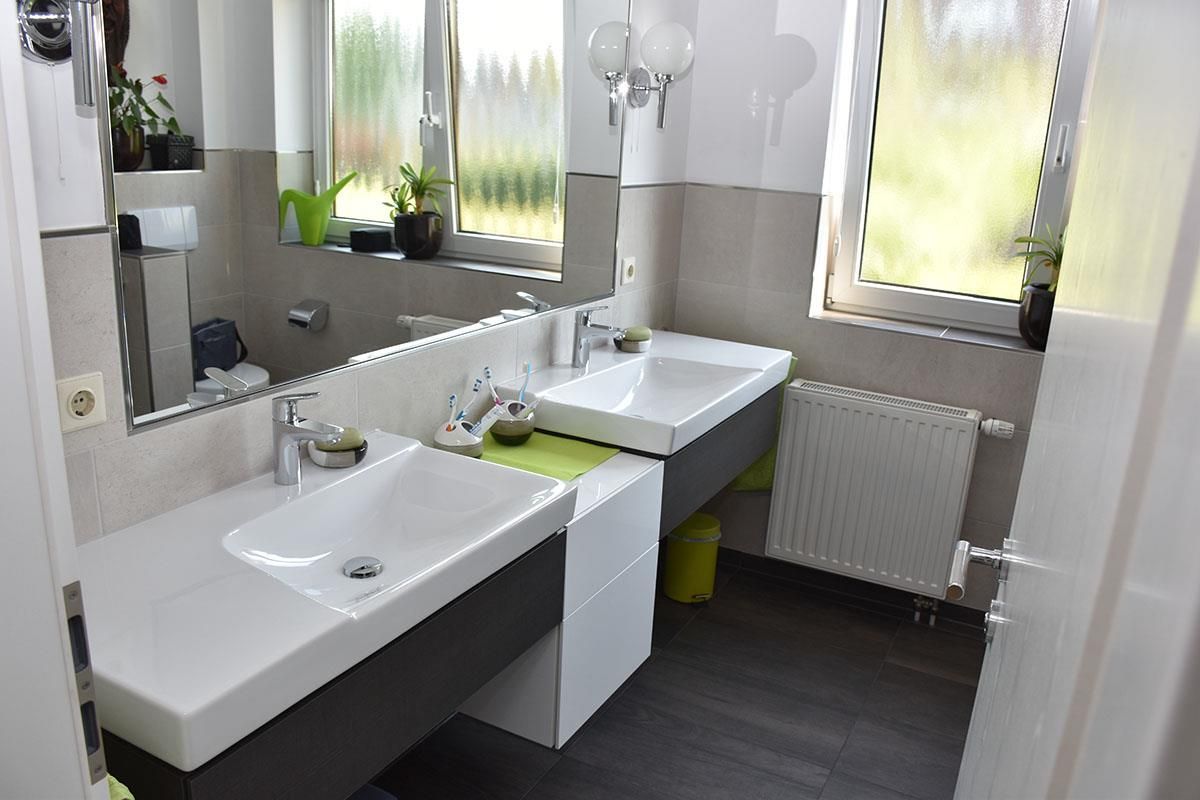 Teilumbaurollstuhlgerechte Badezimmer - Doppelwaschbecken