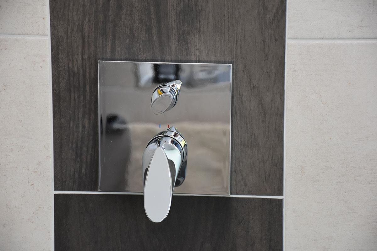 Eine Nahaufnahme von einem Wasserhahn an einer Wand