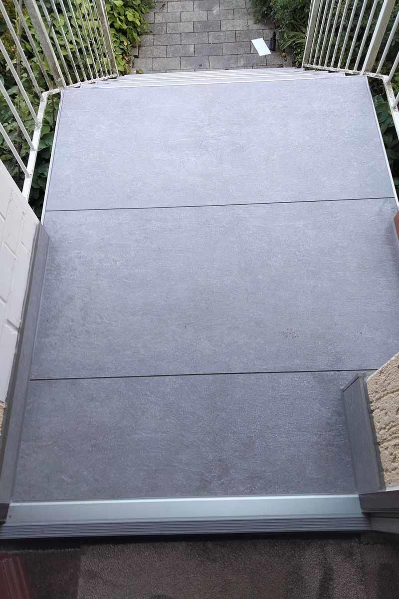 Eine Person steht auf einer Treppe.