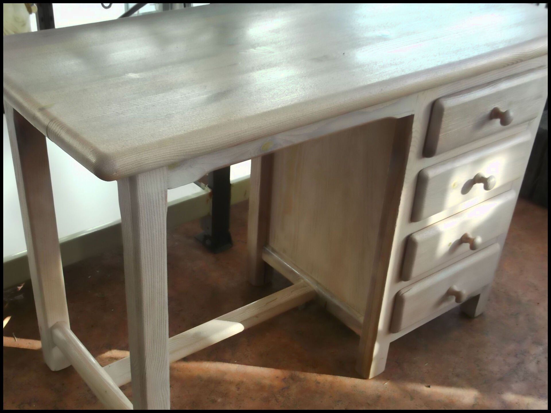 MESA ESCRITORIO ESTILO PROVENZAL EN BUEN ESTADO 