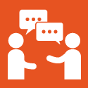 Deux personnes face à face avec des bulles de dialogue, icône de communication orange et blanche