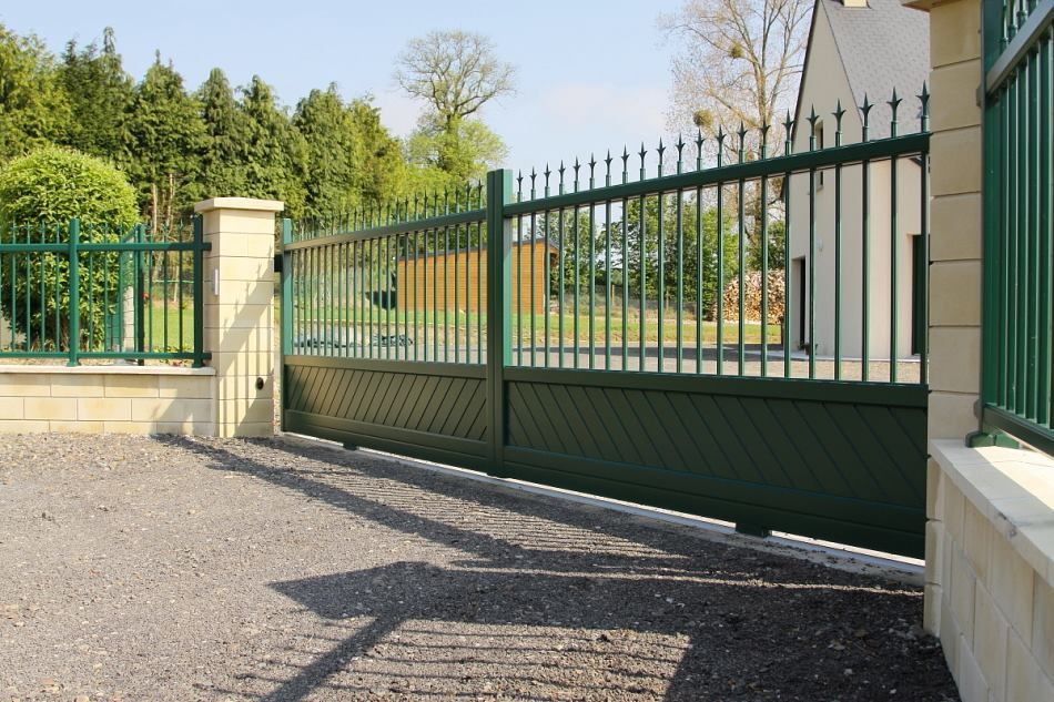 Photo d'un portail et d'une clôture verte