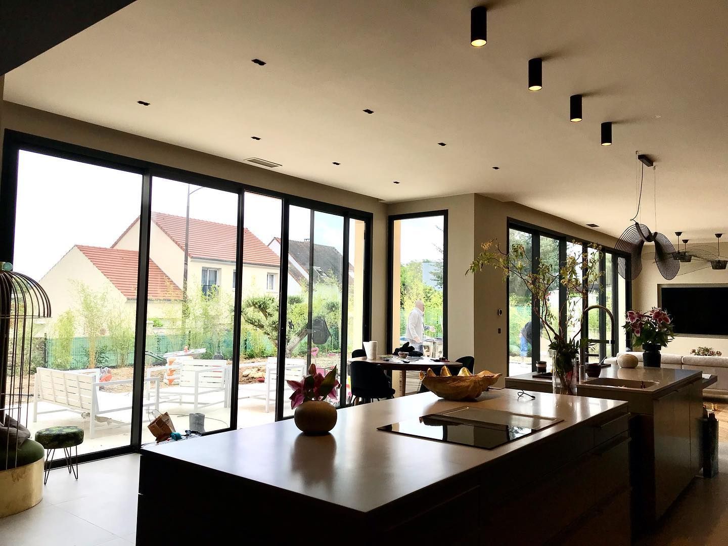 Baies vitrées donnant sur une terrasse