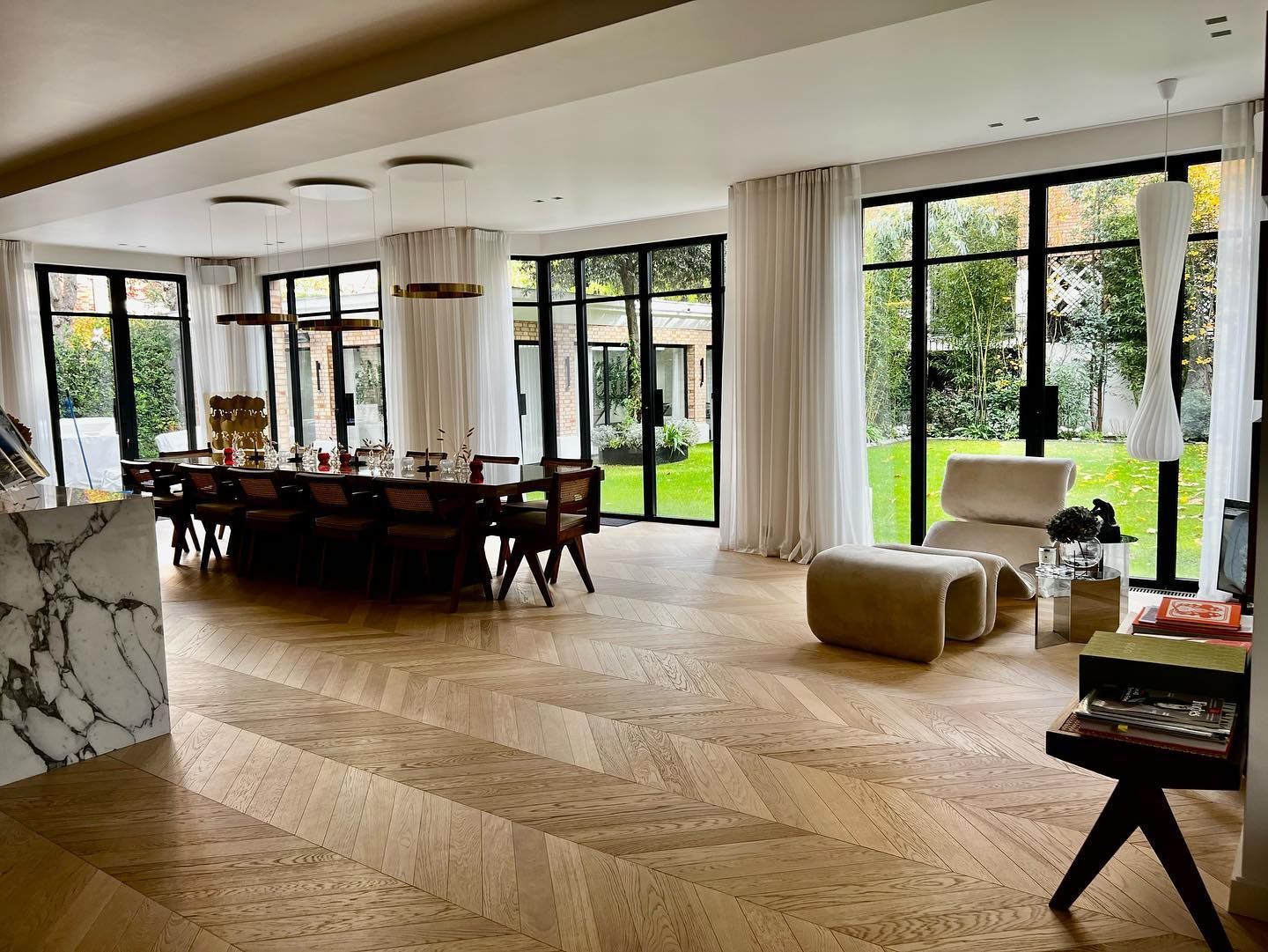 Baies vitrées d'un salon de maison