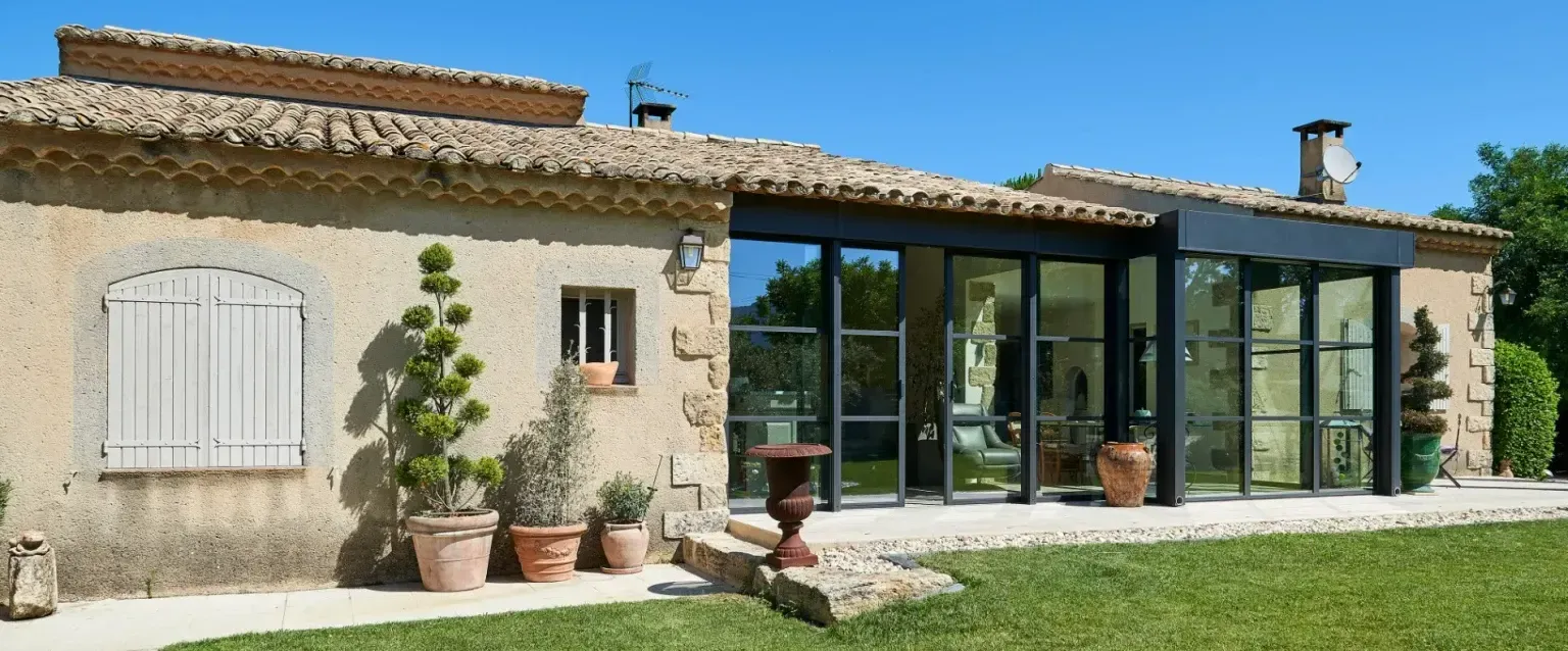 Véranda avec toiture traditionnelle