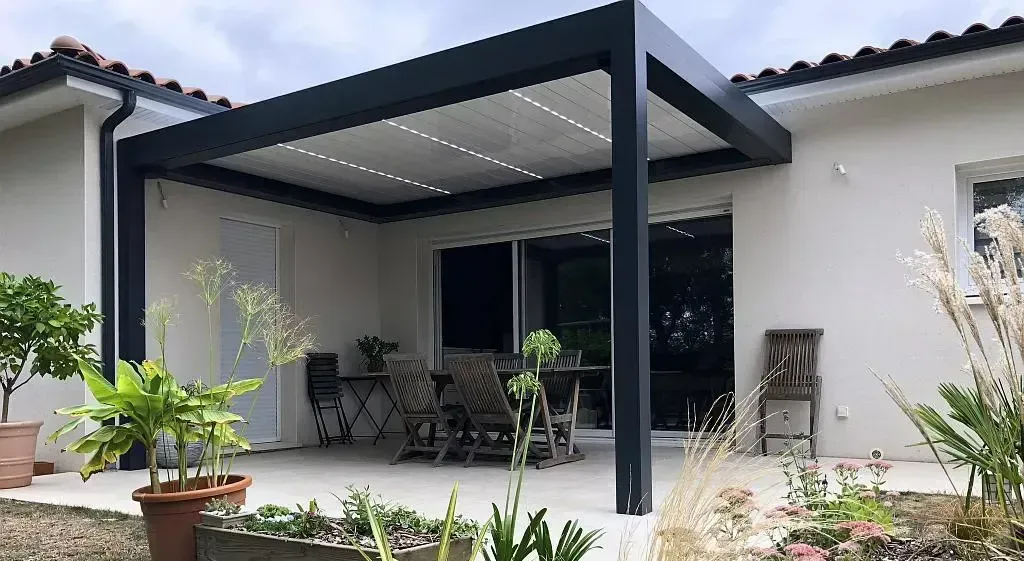 Pergola bioclimatique noire
