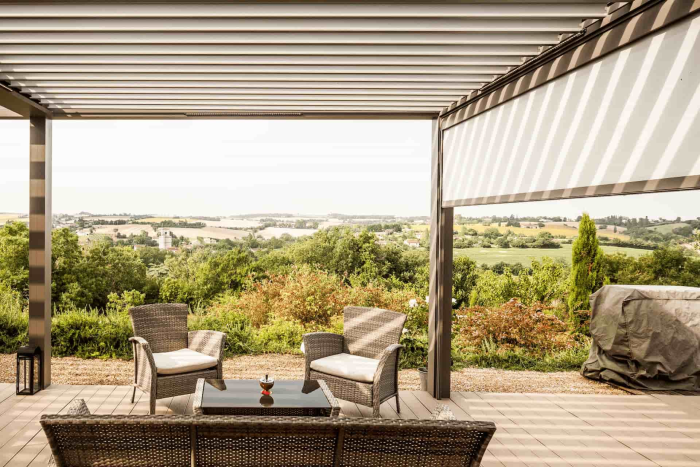 Pergola sur une terrasse en bois