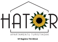 Logotipo de los apartamentos turísticos HATOR, con texto bajo la forma de un tejado. Un girasol sustituye a la "O".
