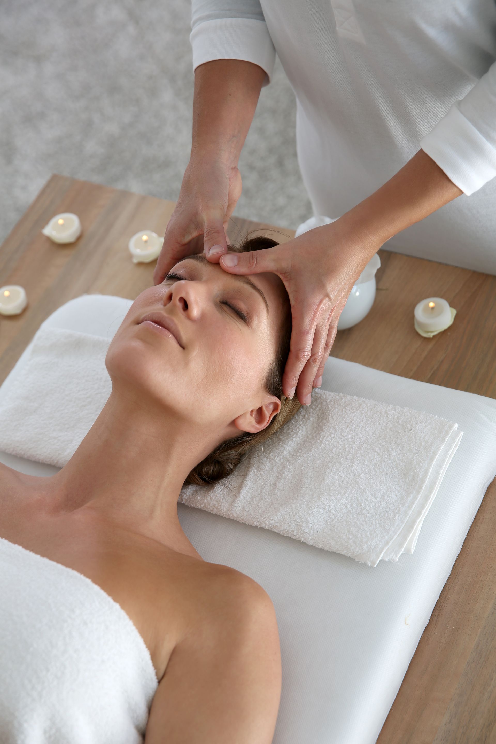 Des mains sur le front d'une femme