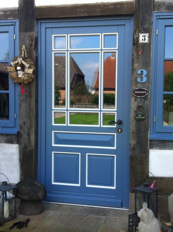 Eine blaue Tür mit der Nummer 3 darauf