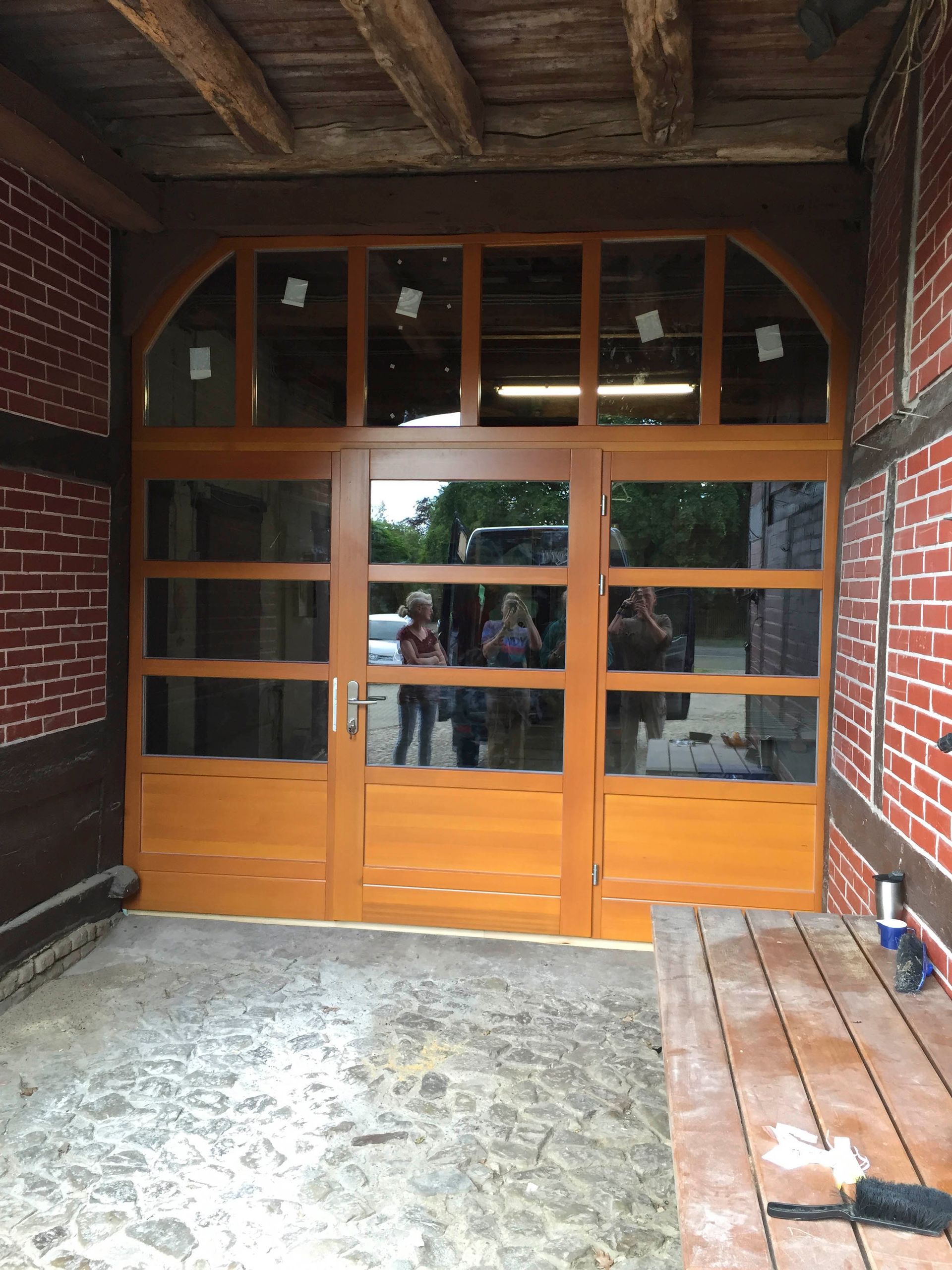 Eine Holztür mit einer Ziegelwand dahinter