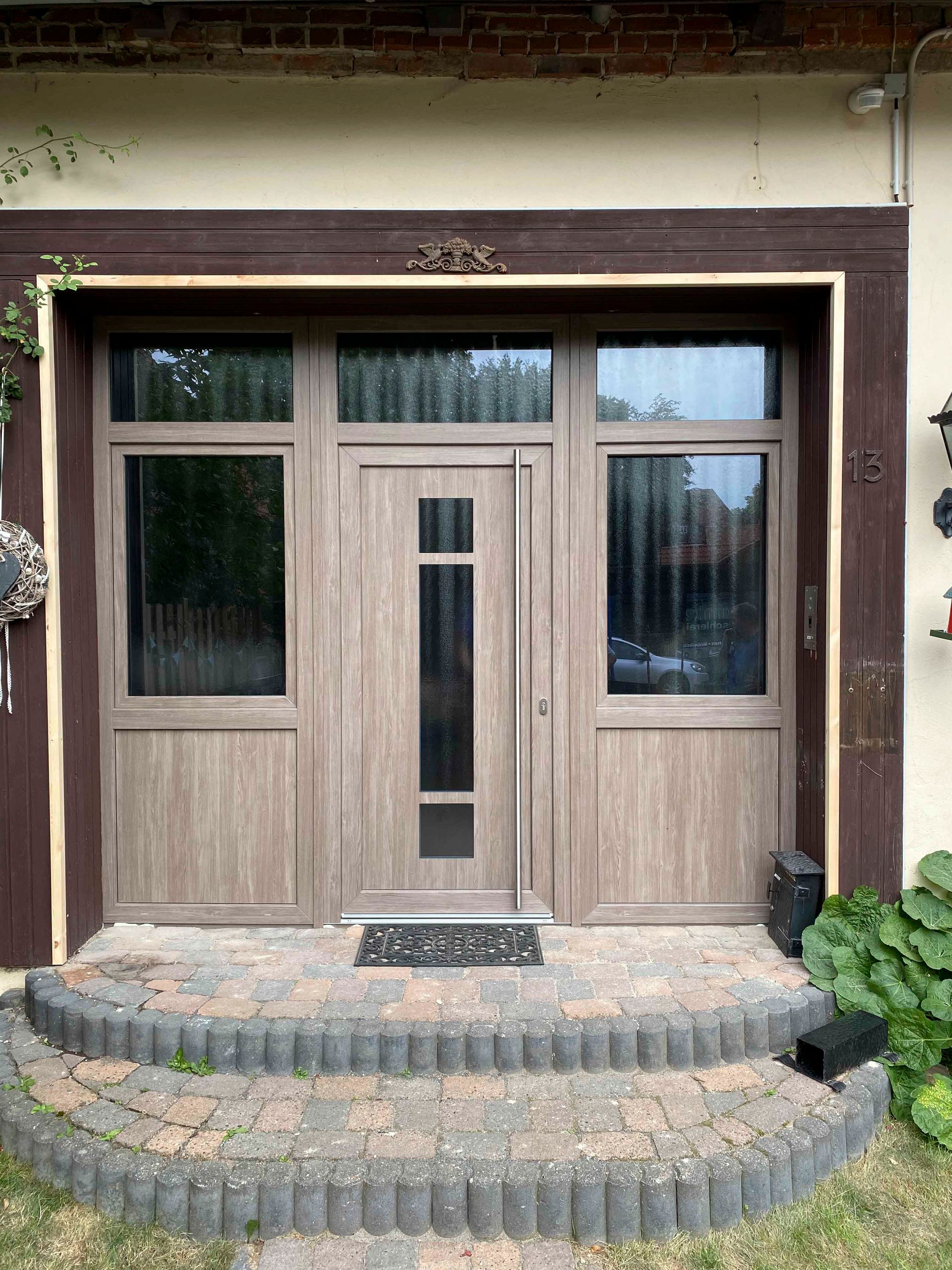 Die Eingangstür eines Hauses mit Stufen, die dorthin führen