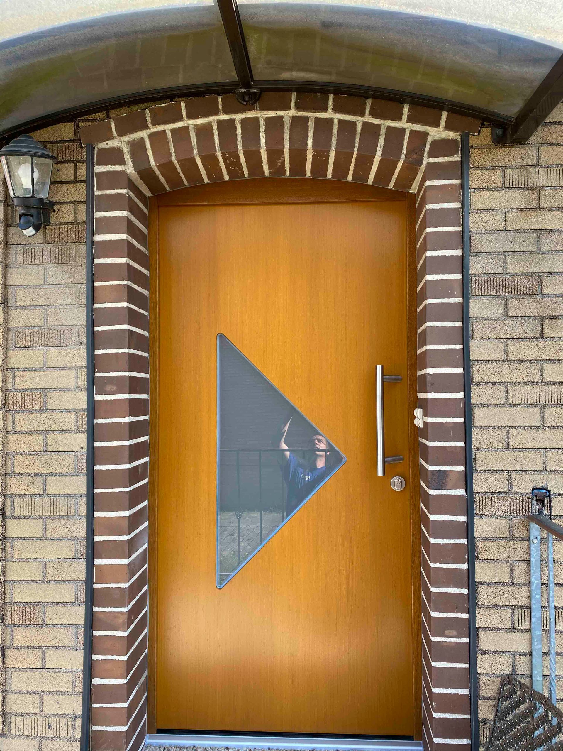 Eine Holztür mit einem Dreieck in der Mitte