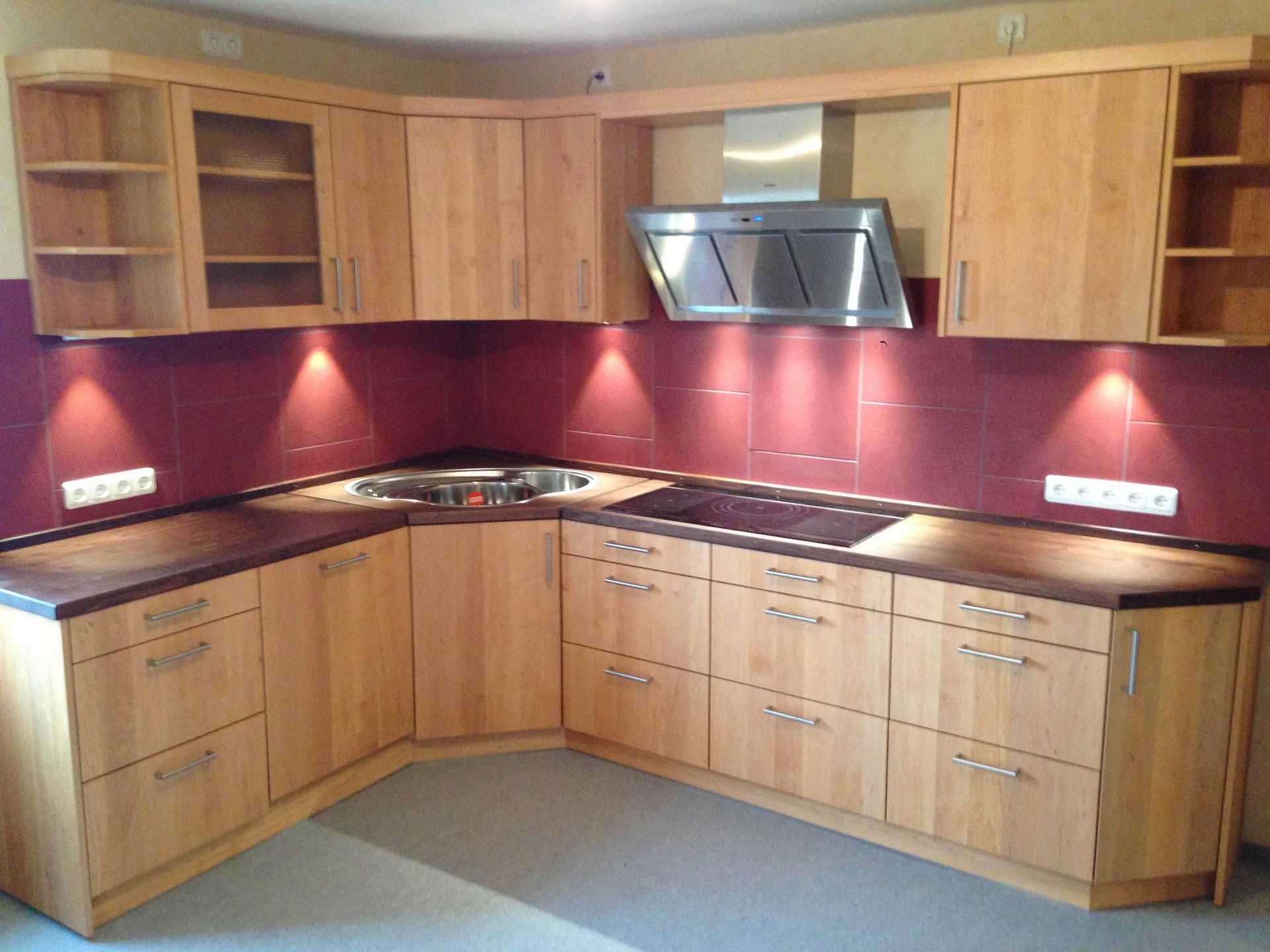 Eine Küche mit Holzschränken und Geräten aus Edelstahl