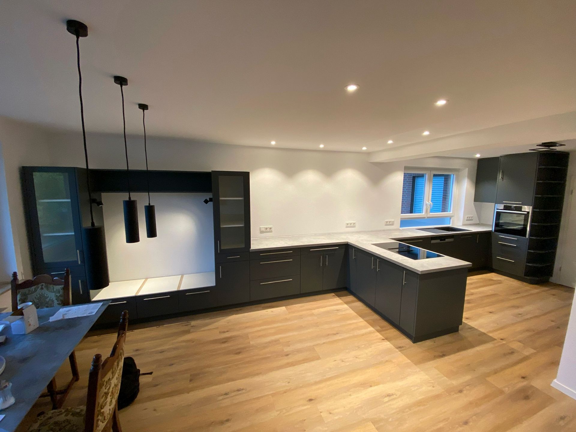 Eine Küche mit vielen Schränken und Holzboden.