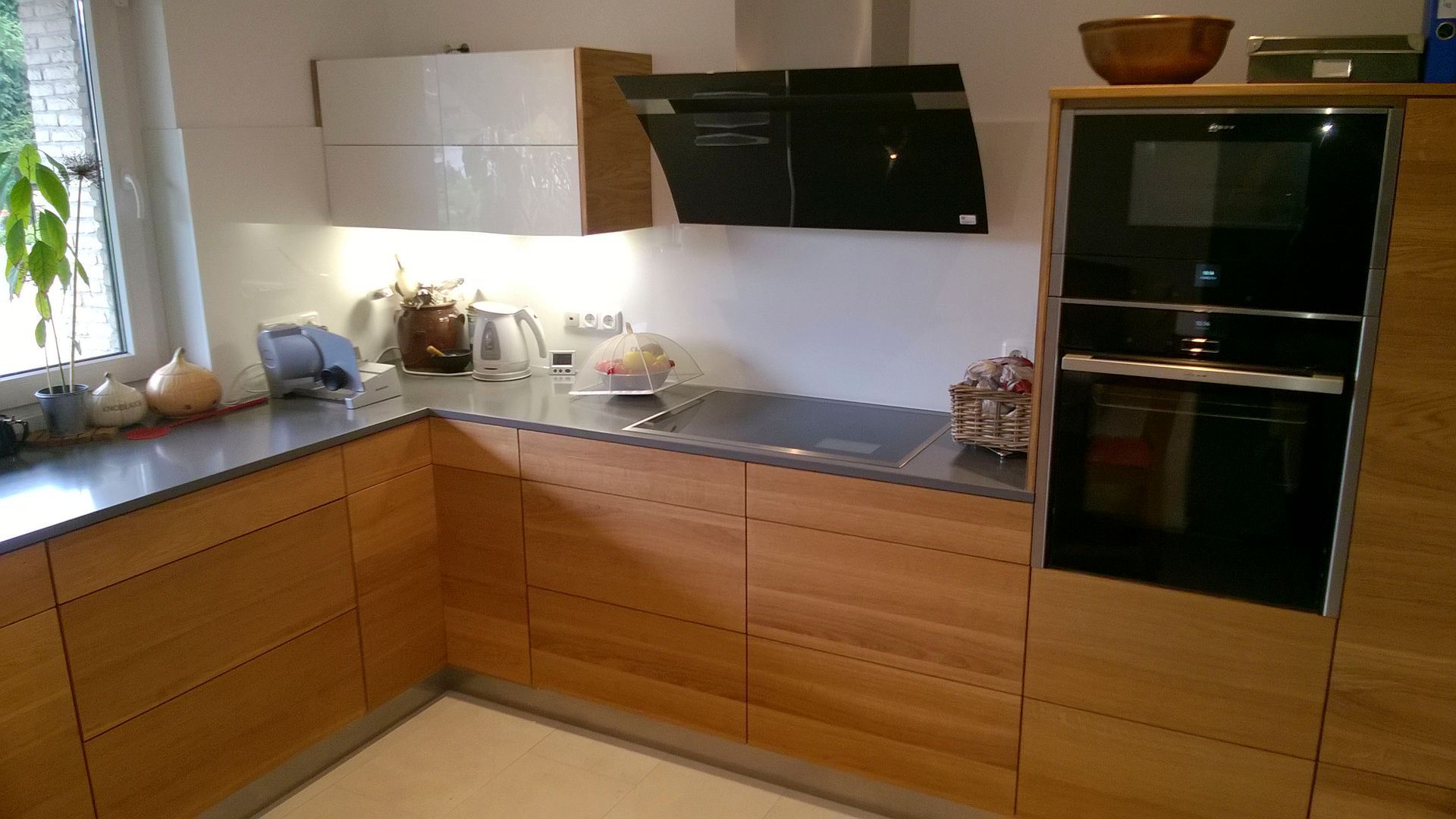 Eine Küche mit Holzschränken und einem schwarzen Ofen