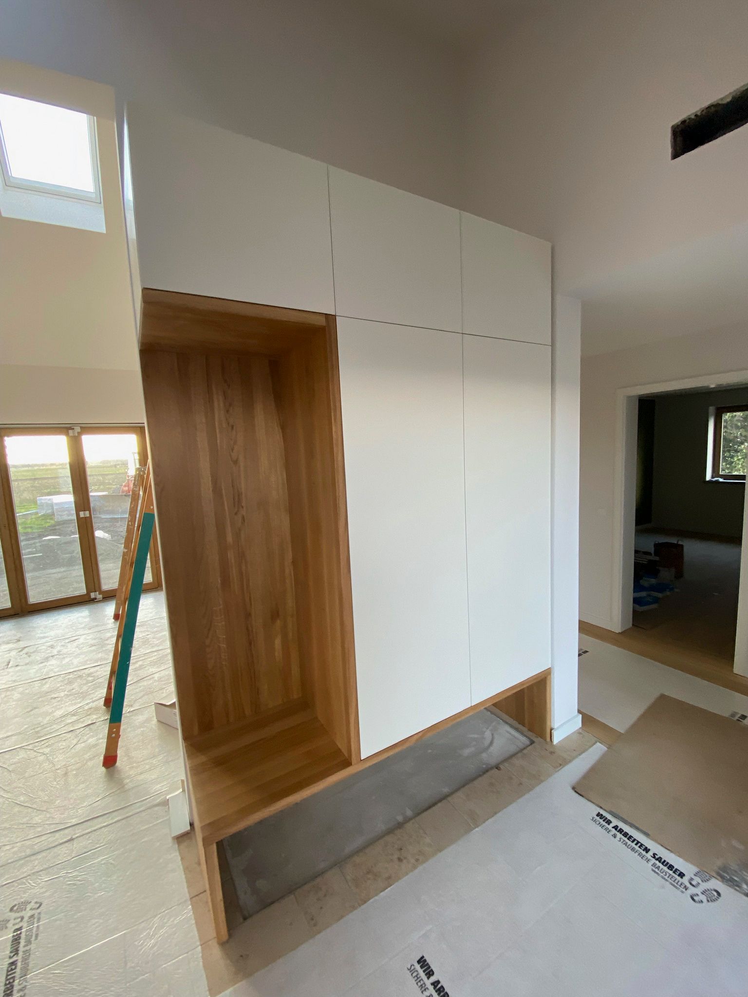 Ein Raum mit weißen Wänden und Holzschränken.