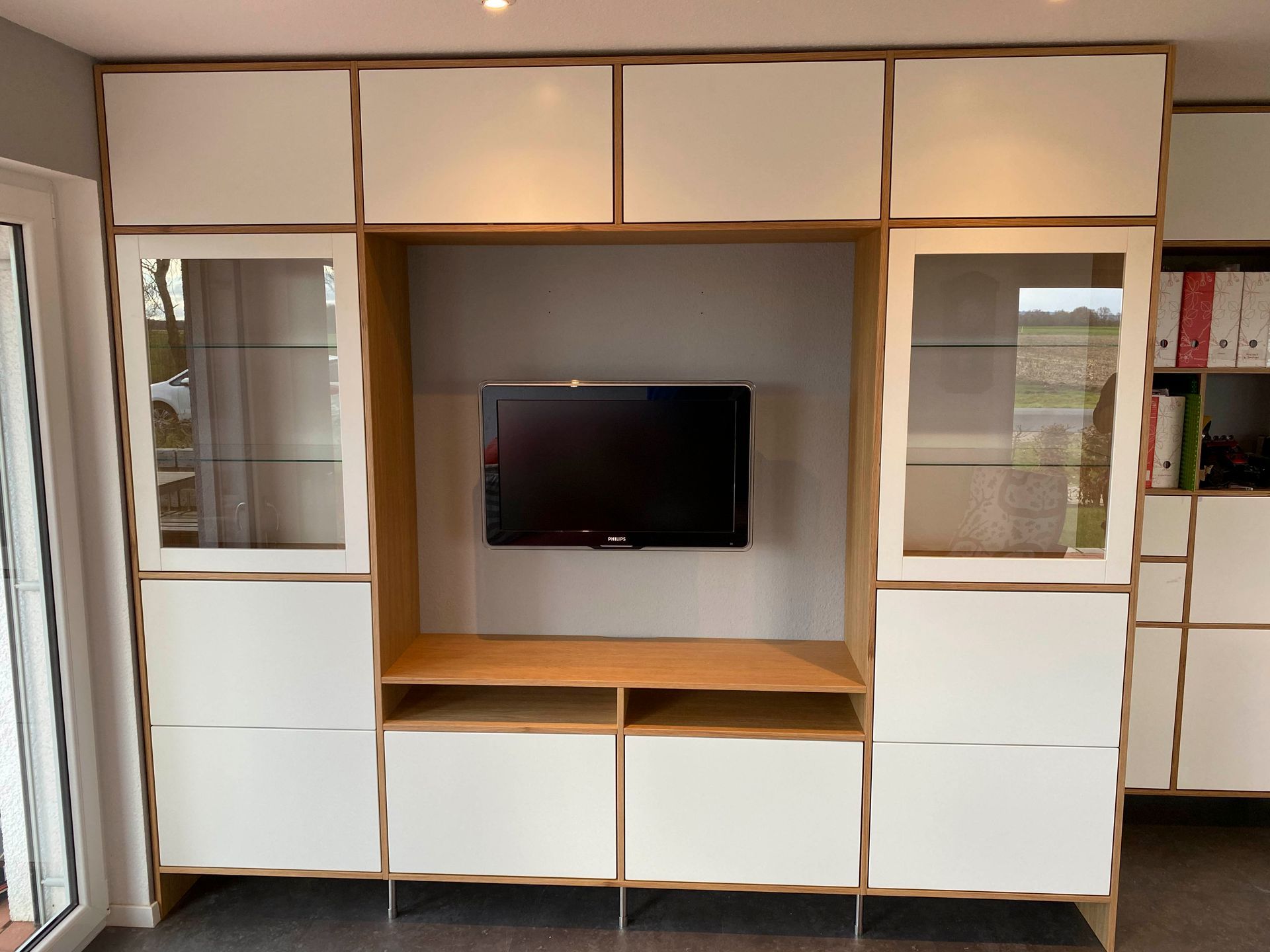 Ein an einer Wand in einem Wohnzimmer montierter Fernseher