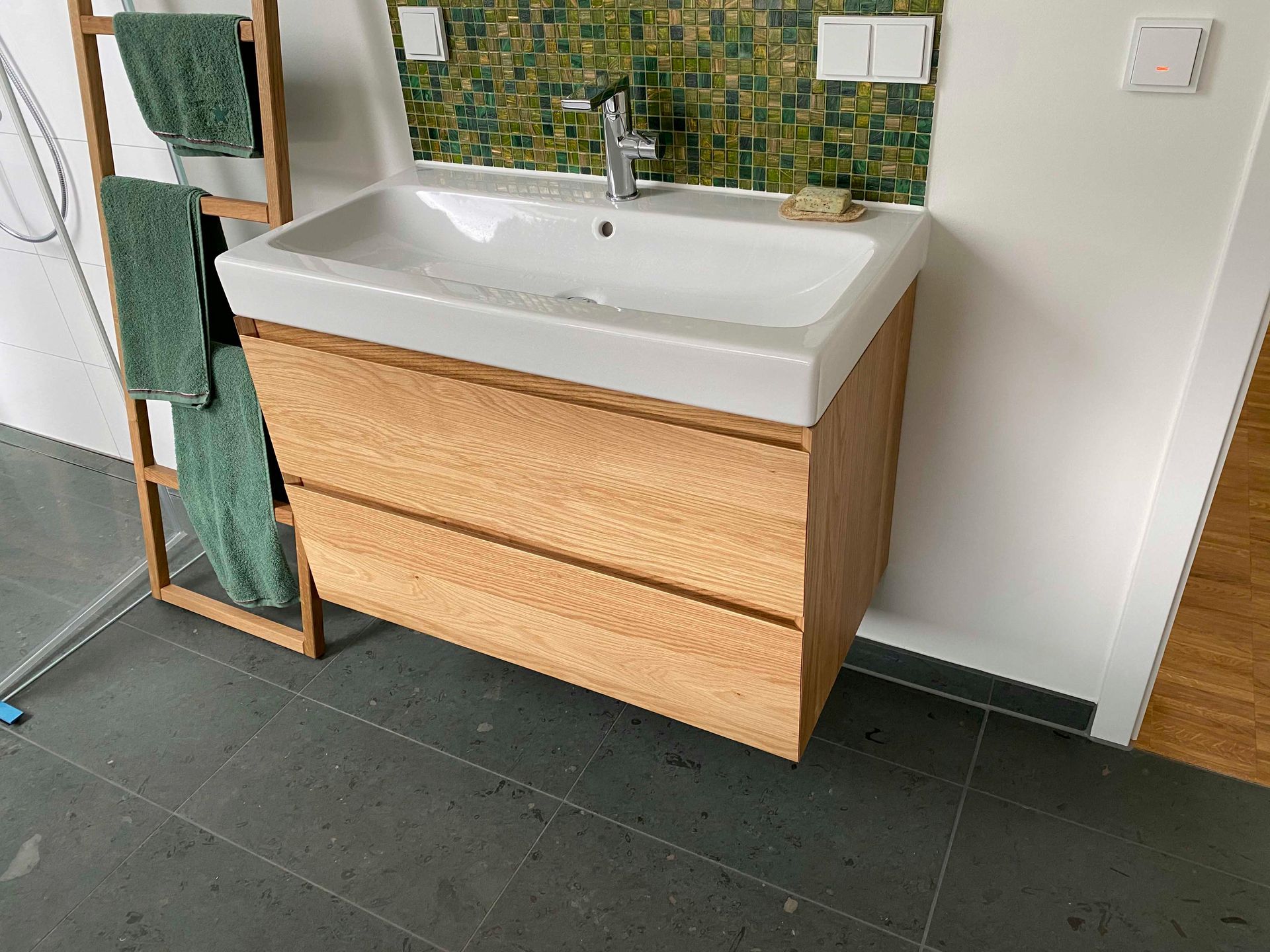 Ein Badezimmer mit Waschbecken, Spiegel und Handtuchhalter.