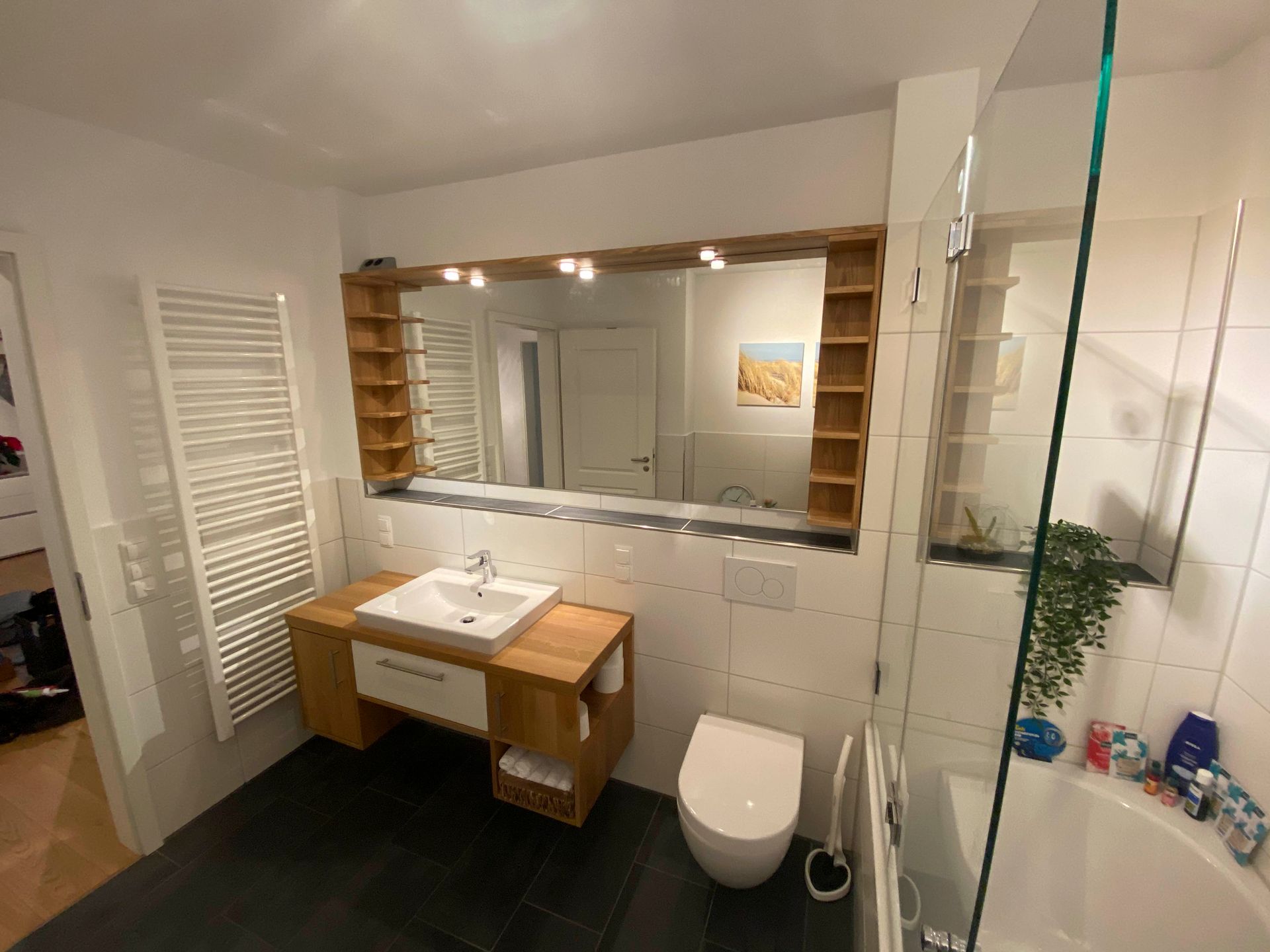 Ein Badezimmer mit Waschbecken, Toilette und Badewanne.