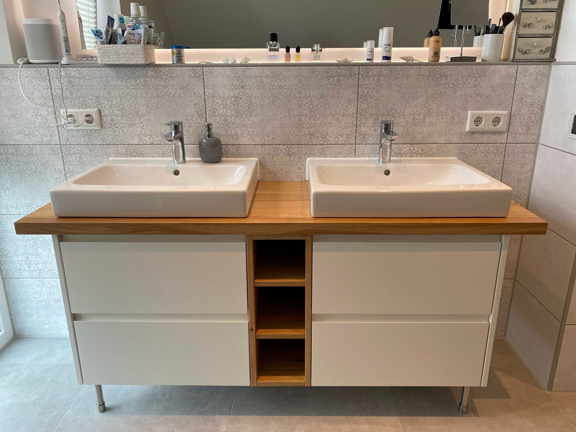 Ein Badezimmer mit zwei Waschbecken und einem Spiegel.