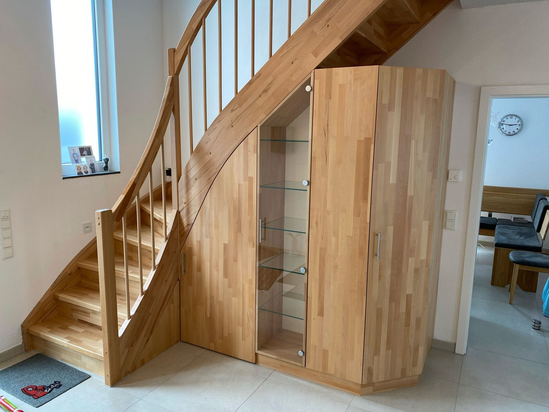 Eine Holztreppe mit einem Holzschrank darunter.
