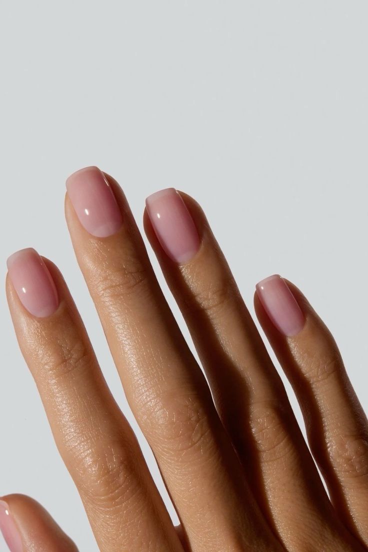 Gros plan de la main d'une femme aux ongles roses