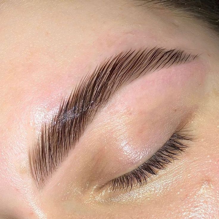 Un gros plan des sourcils d'une femme avec les yeux fermés.