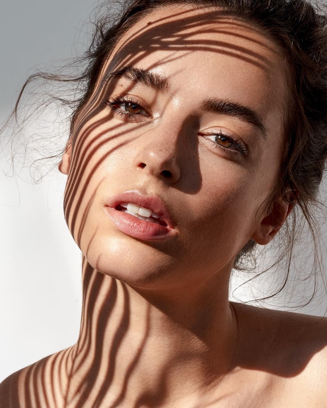 Un gros plan du visage d'une femme avec une ombre dessus