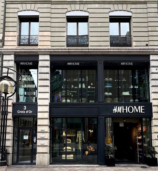 Un bâtiment avec un panneau indiquant h & m home