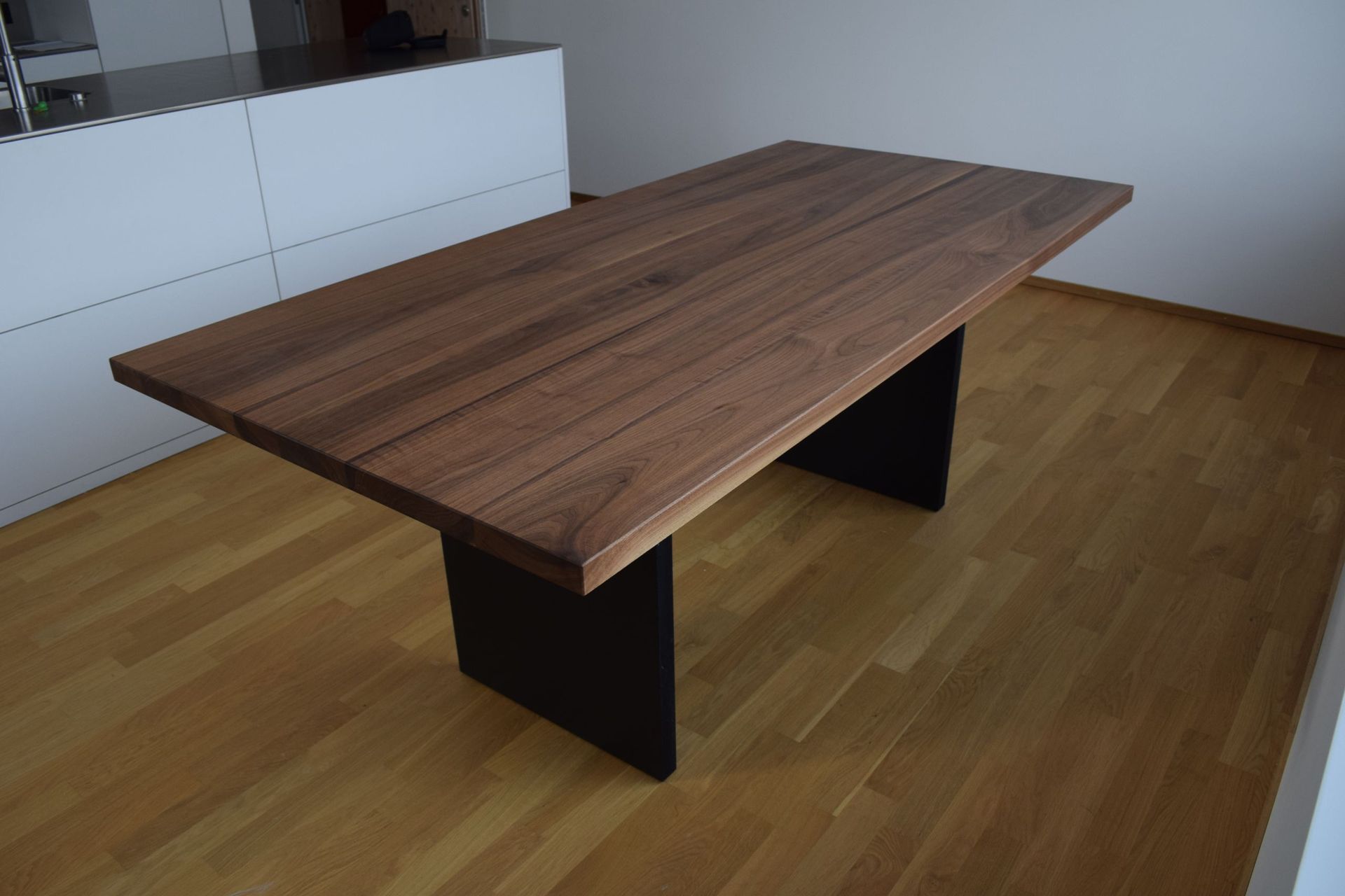 Tisch Nussbaum Unterengadin Scuol