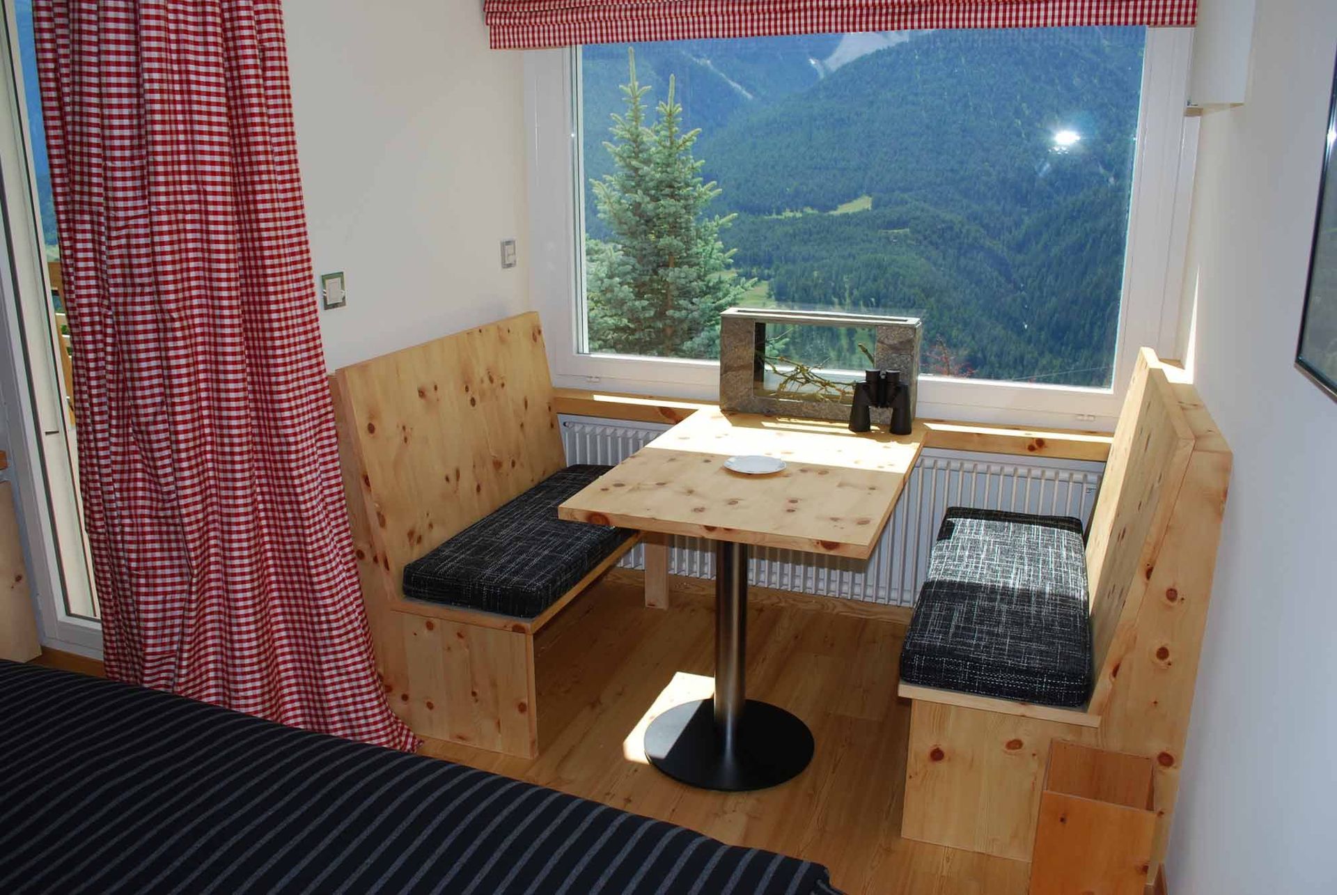 Holztisch - Roner SA - Scuol