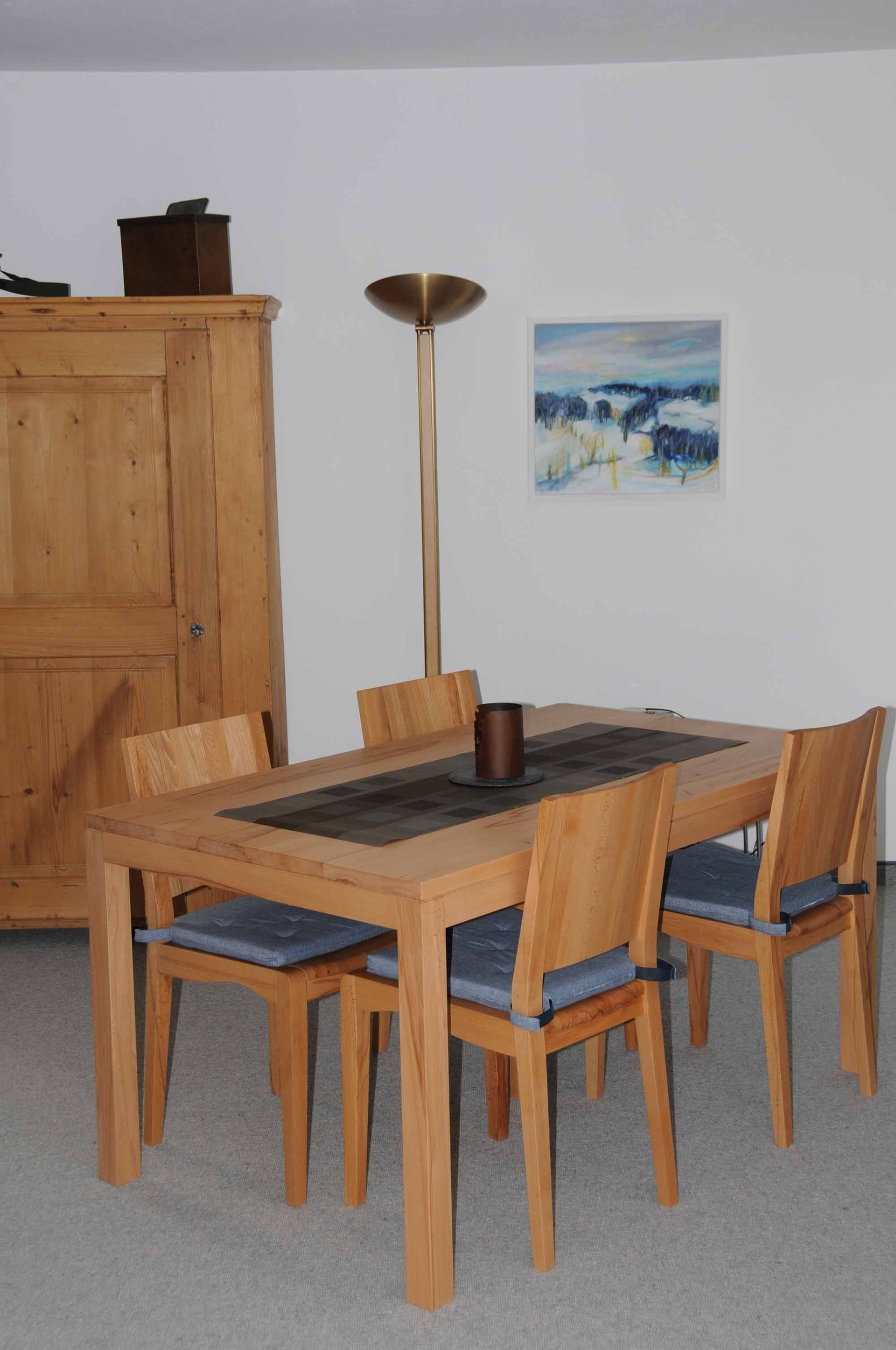 Tisch Nussbaum Unterengadin Scuol