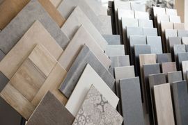 Présentation d'échantillons de carreaux assortis dans des tons neutres, disposés en rangées superposées.