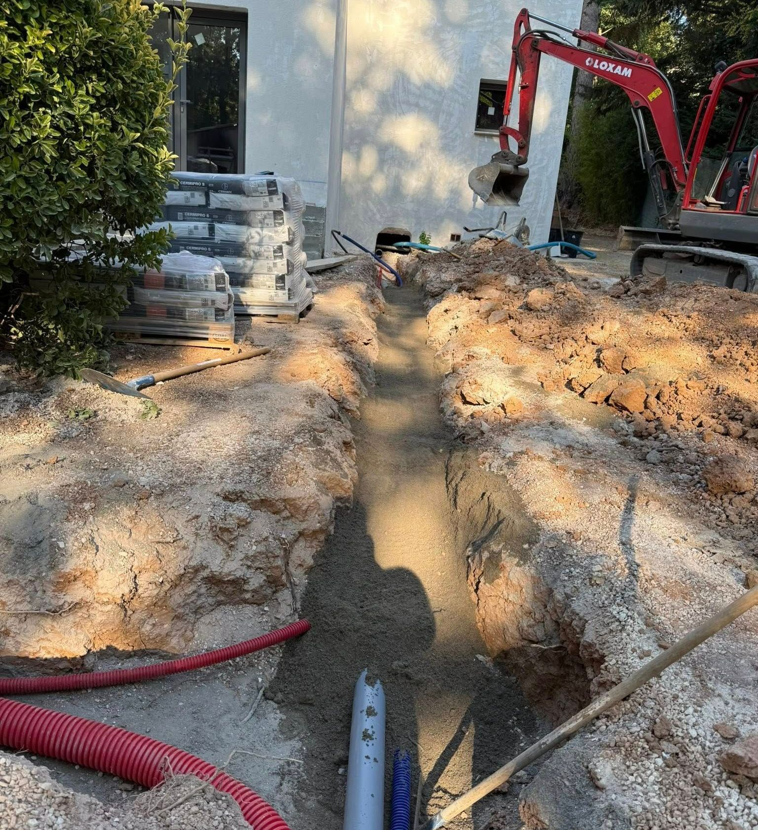 Une tranchée creusée par un engin.